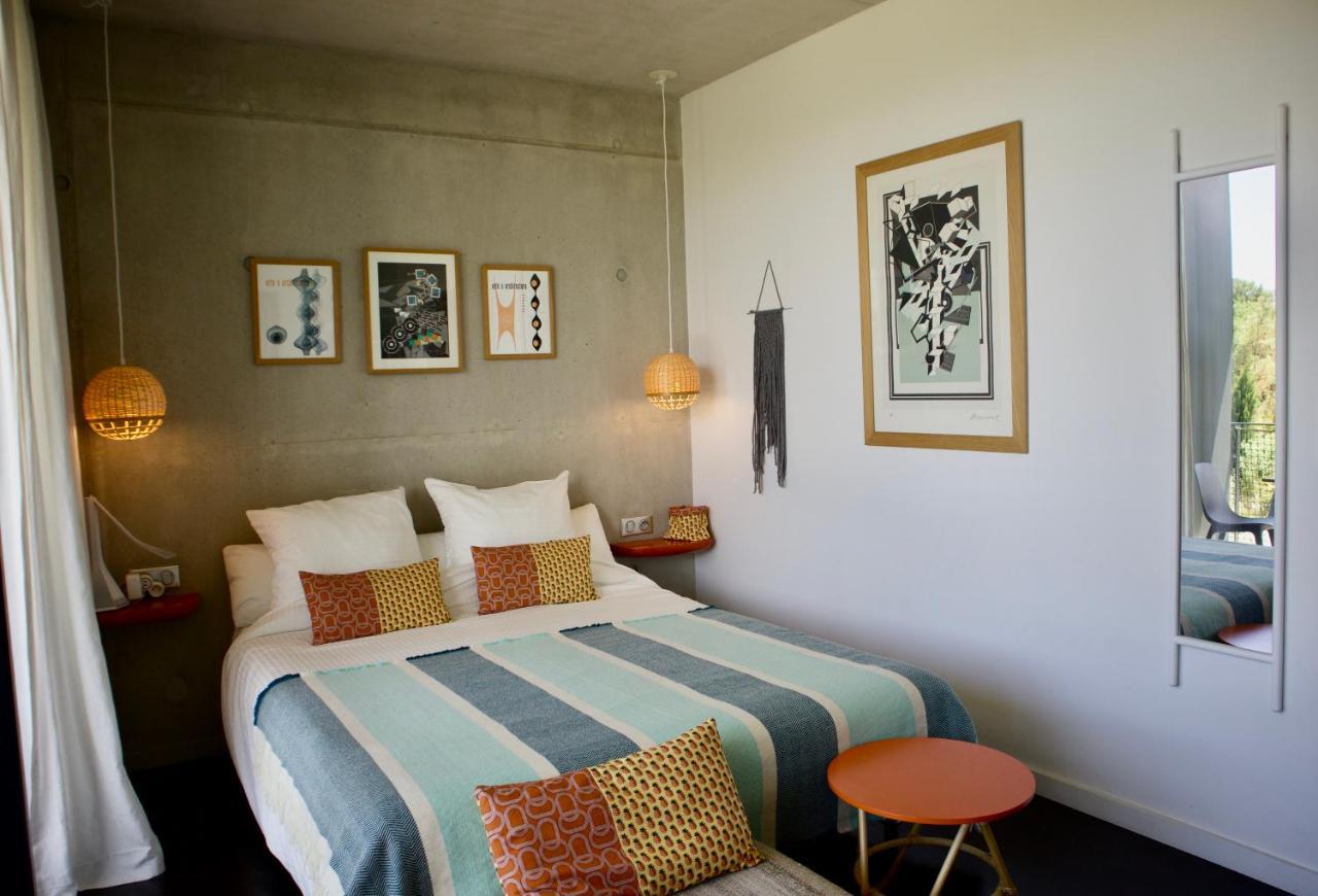 Kamer met Queensize Bed en Uitzicht op het Zwembad